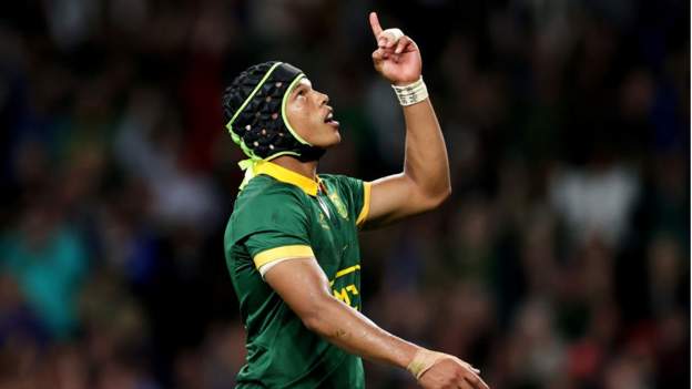 New Zealand 7-35 South Africa: Springboks inflict record defeat on All Blacks after Scott Barrett is sent off