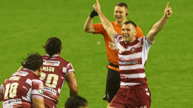 Super League: Wigan Warriors 13-12 Hull FC - Harry Smith secures the golden point